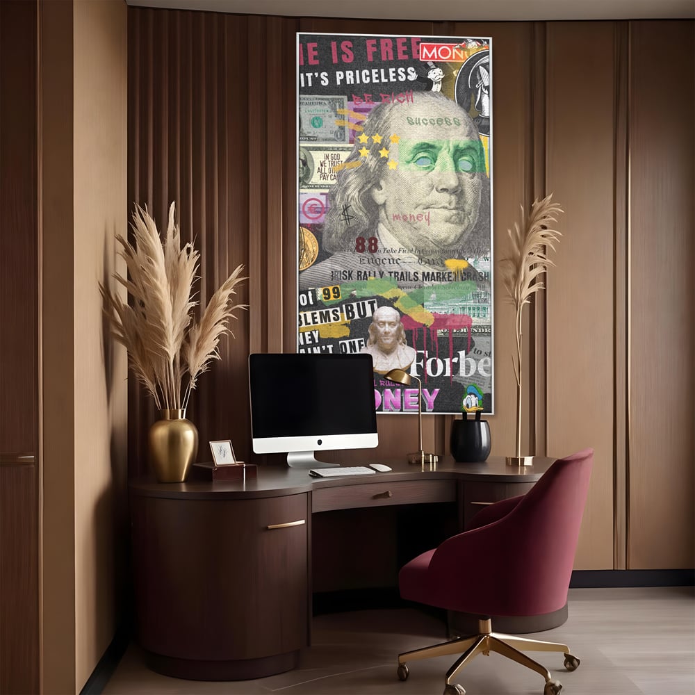 Tablou canvas cu tablou canvas cu portretul lui benjamin franklin, in rama de aluminiu argintiu, pe perete intr-un birou